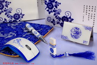 青花瓷笔+名片盒+鼠标垫+2GU盘+无线折叠鼠标